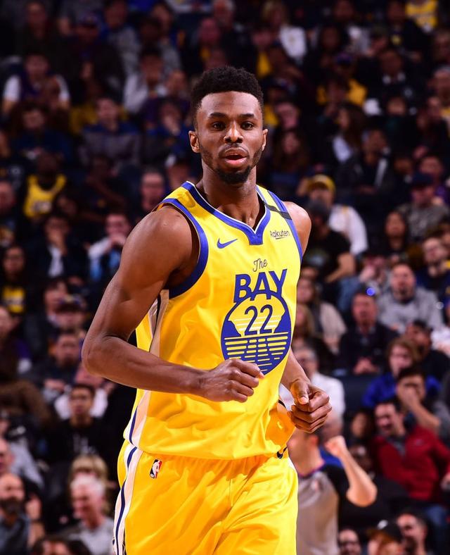 红牌出现 比赛形势急转直下（红牌一出，战局瞬间失衡）