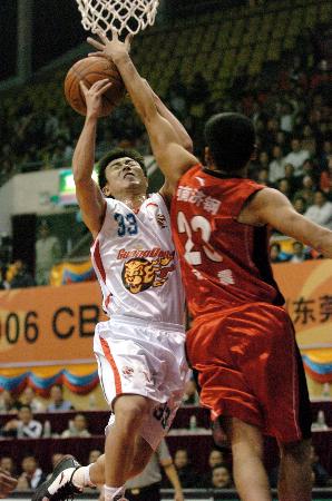 超越诺维茨基！詹姆斯成NBA历史最年长拿到30+的球员（詹姆斯打破诺维茨基纪录，成为NBA史上最年长砍下30+的球员）