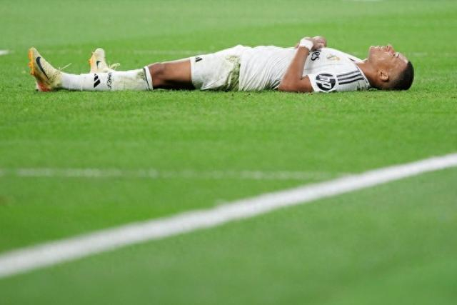 大乌龙！勇士队记：库里是左腿遭遇股四头肌挫伤，而不是右腿（闹乌龙！勇士记者更正：库里伤在左腿股四头肌，非右腿）