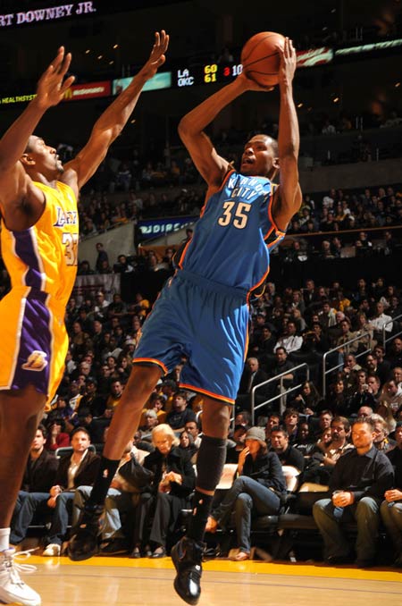 宣布了！西蒙斯新身份！NBA状元无球可打（官宣！西蒙斯身份转型，前NBA状元陷入无球可打困境）