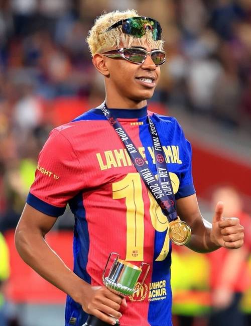 门将关键扑救震惊全场，堪称神扑（门将逆天一扑震撼全场，堪比神迹）