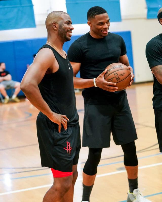 罗伊斯重返多特主场，俱乐部官方社媒发文欢迎（多特官方社媒发文欢迎罗伊斯重返主场）