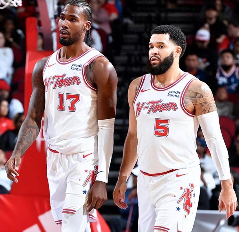 U22国家队走进成都实验小学西区分校，黄博文、于大宝等人与师生互动（U22国足做客成都实验小学西区，黄博文、于大宝等与师生互动交流）