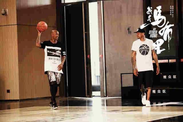 埃里克：阿劳霍是个非常受欢迎的人，我们正敞开双臂等他归来（埃里克：阿劳霍人气极高，我们张开双臂迎接他的回归）