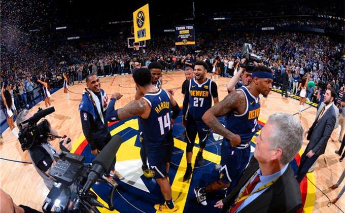 从替补到主力，他靠努力逆袭（他凭努力从替补跃升为主力）