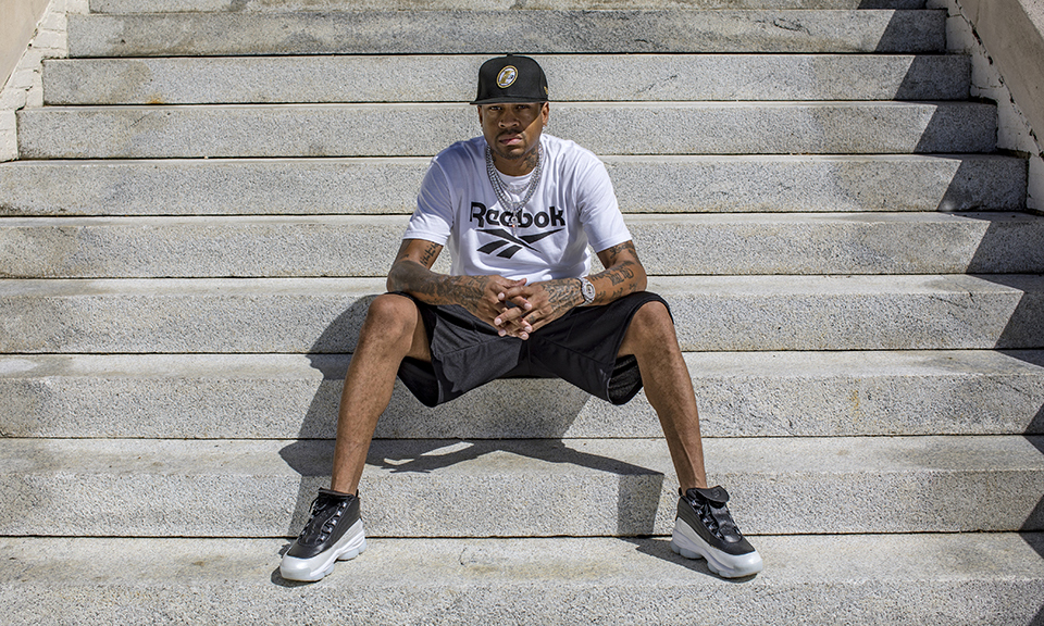 冲击力十足！王哲林拼下前场篮板 随后助攻洛夫顿打进加罚（霸气爆棚！王哲林抢前场篮板后妙传助洛夫顿打成2+1）