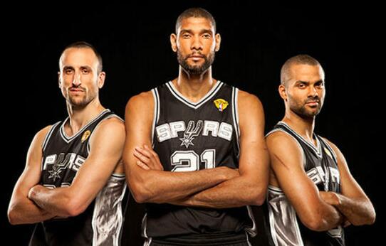 周琦晒与赵睿&翟晓川&方硕合照：又是一年新赛季（周琦晒与赵睿、翟晓川、方硕合影：新赛季再启程）