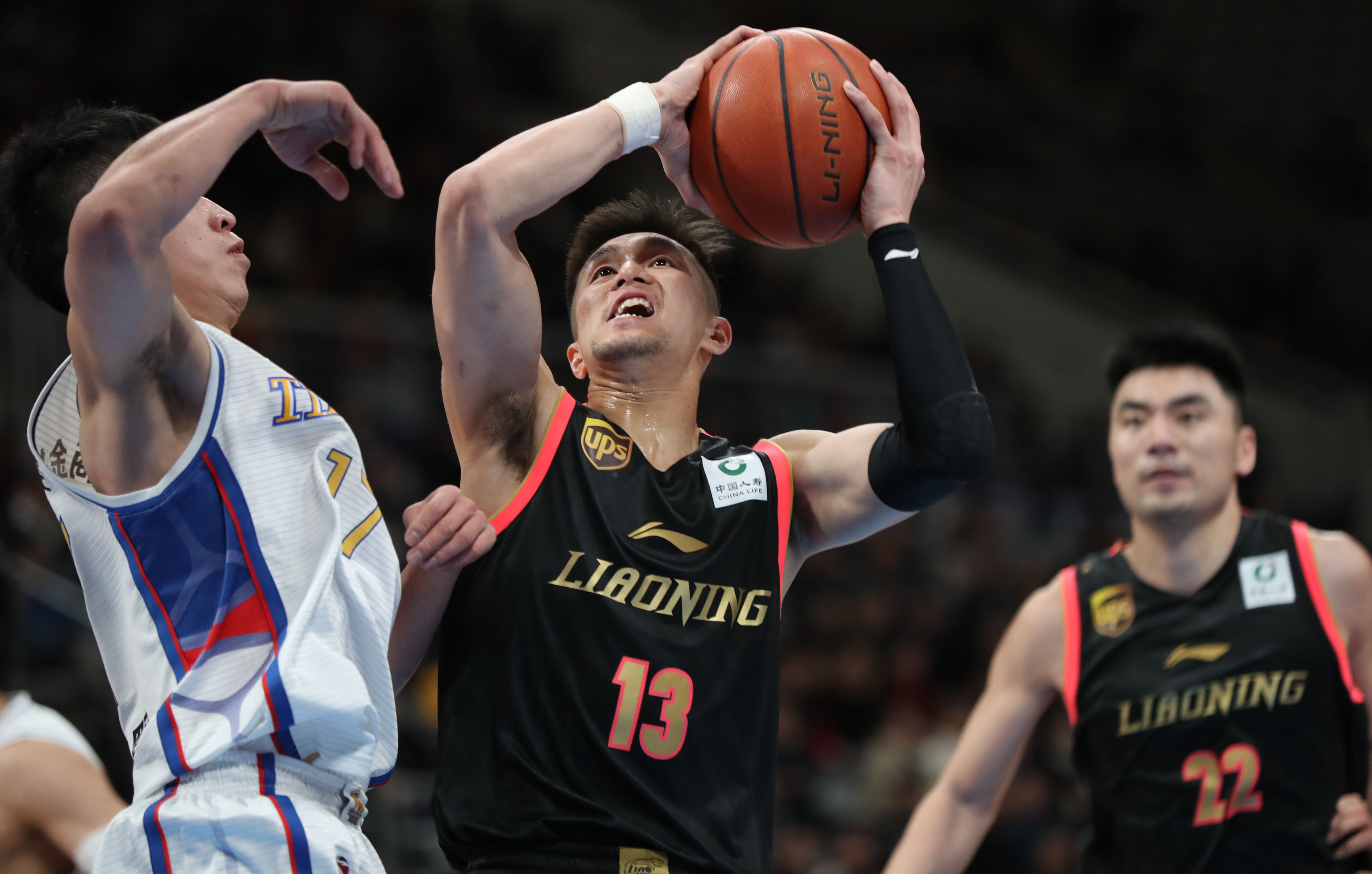 豪门悲喜夜：维拉2-1绝杀阿森纳 曼城3-0落后枪手2分 切尔西3轮不胜（英超豪门冷暖夜：维拉2-1补时绝杀枪手 曼城3-0仍落后2分 切尔西陷三轮不胜）