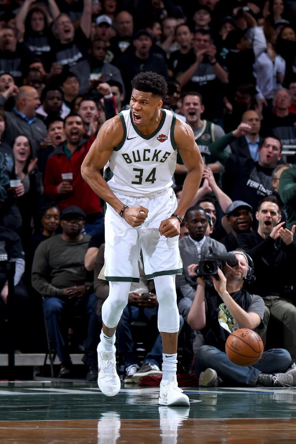 里勒展现精湛球技，上篮得分如探囊取（里勒展现高超球技，上篮得分轻而易举）