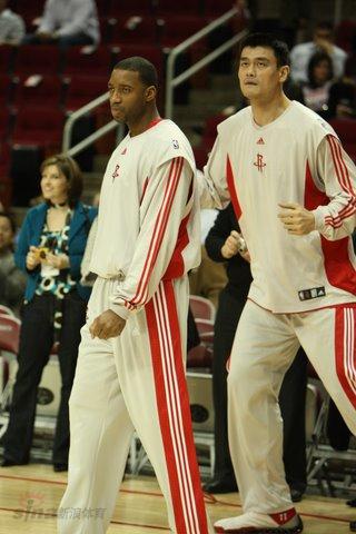 半场战报：尤文2-1卡利亚里，伊尔迪兹双响，弗拉霍维奇伤退（半场尤文2-1卡利亚里：伊尔迪兹梅开二度，弗拉霍维奇因伤离场）