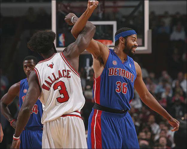 阿森纳以3-0大胜布鲁日，锁定16强席位，延续全胜纪录。（阿森纳3比0击败布鲁日，提前晋级16强并保持全胜）