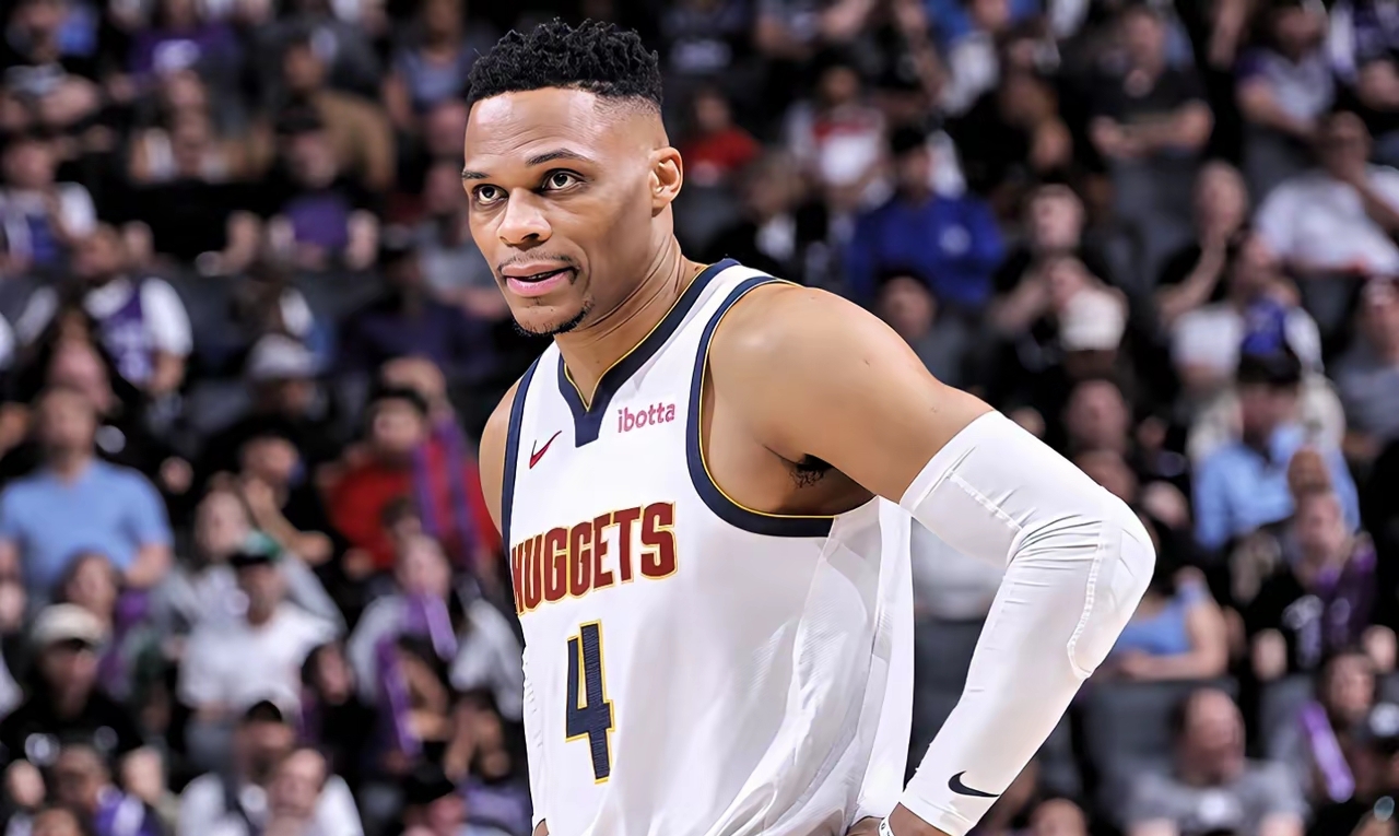 本赛季东契奇缺席时里夫斯场均40分10助攻，今日三节36+9（东契奇缺阵的本季里，里夫斯场均40分10助；今日仅三节已拿36分9助）