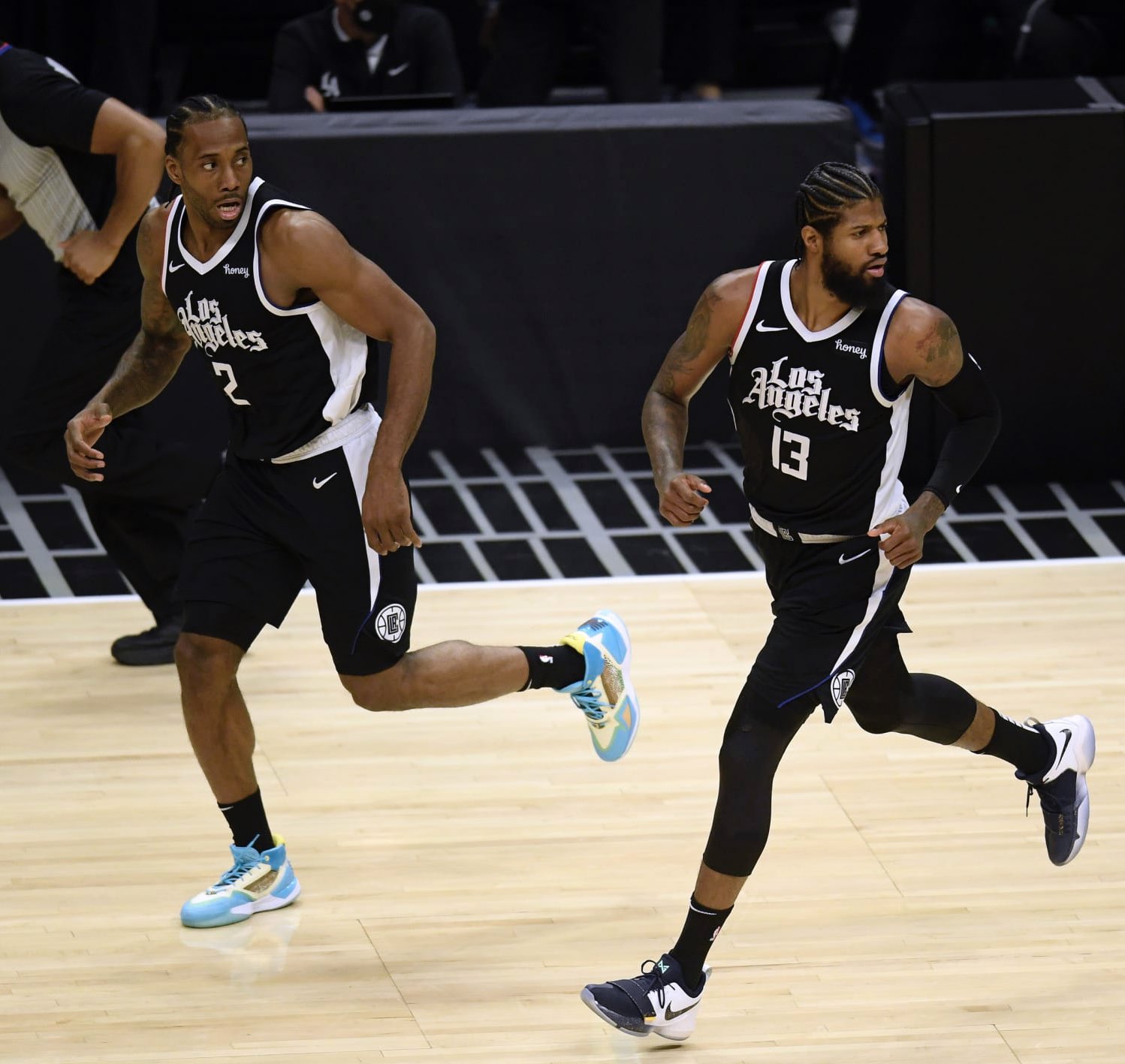 36岁哈登仍具备超强战力！场均26+8多队关注 两举措无愧暖心偶像（36岁哈登战力不减：场均26+8获多队青睐，两大善举尽显暖心偶像风范）