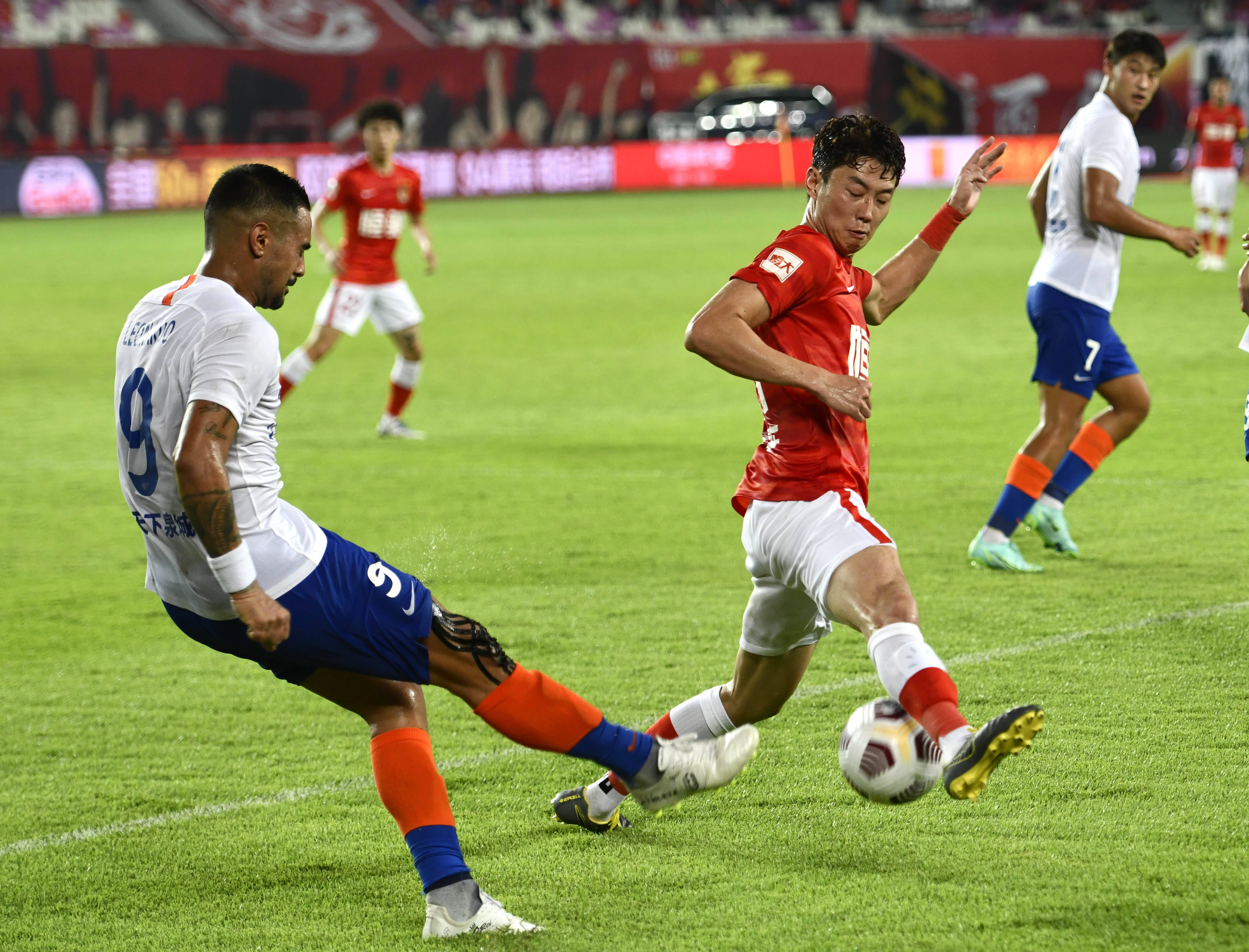 二轮秀！国王菜鸟中锋雷诺近3场场均19.3分12板 命中率51.1%（国王二轮新秀雷诺近三战场均19.3分12篮板，投篮命中率51.1%）