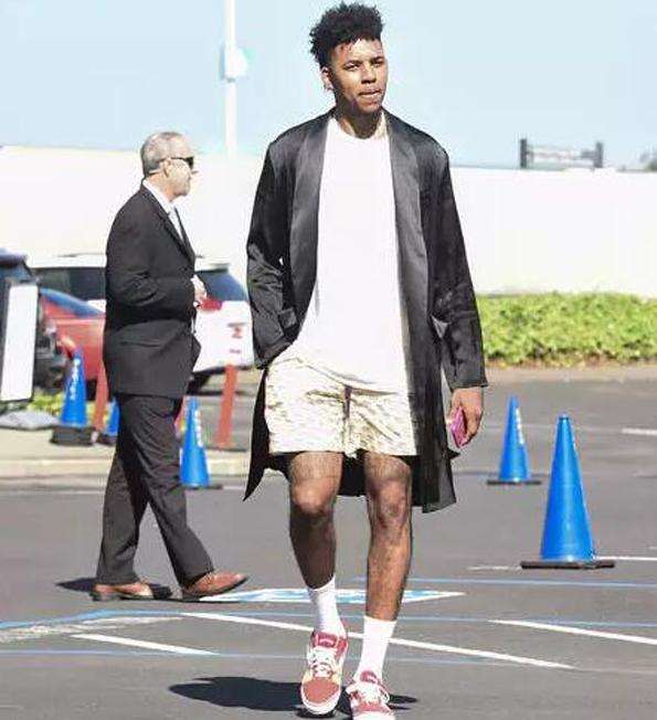 意媒：拜仁天才边锋利契纳或离队，尤文和米兰等队有意争夺（意大利媒体：拜仁新星边锋利契纳可能离队，尤文、米兰等队竞逐）